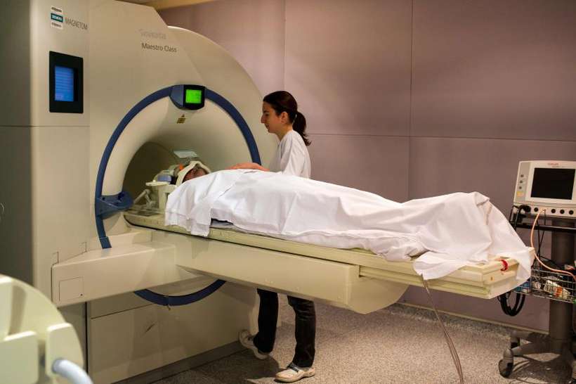 Exame identifica alterações na substância branca do cérebro ligadas ao surgimento da doença. Foto: Philippe Merle/AFP/