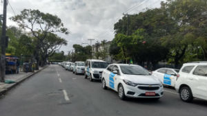 Táxis ficaram enfileirados na Rua Princesa Isabel durante a sessão. Foto: Rosália Vasconcelos/DP.