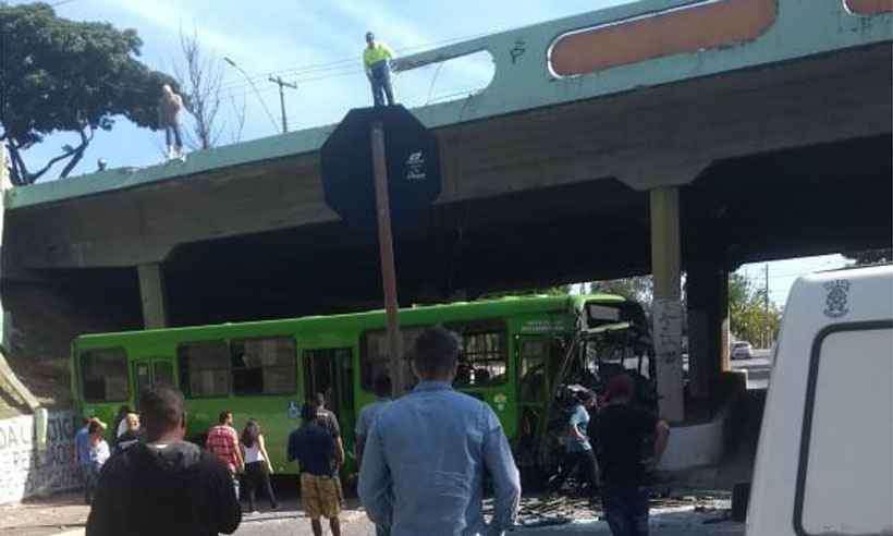 Ônibus cai de viaduto da Av. João César de Oliveira, em Contagem. Foto: Reprodução da internet/WhatsApp/ Ônibus cai de viaduto da Av. João César de Oliveira, em Contagem. Foto: Reprodução da internet/WhatsApp/