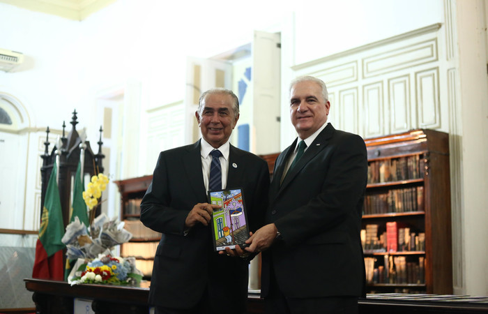 Gabriel Bacelar recebeu honraria das mãos do secretário de Desenvolvimento Econômico, Antonio Mario. Foto: Camila Pifano / Esp.DP/ Gabriel Bacelar recebeu honraria das mãos do secretário de Desenvolvimento Econômico, Antonio Mario. Foto: Camila Pifano / Esp.DP/