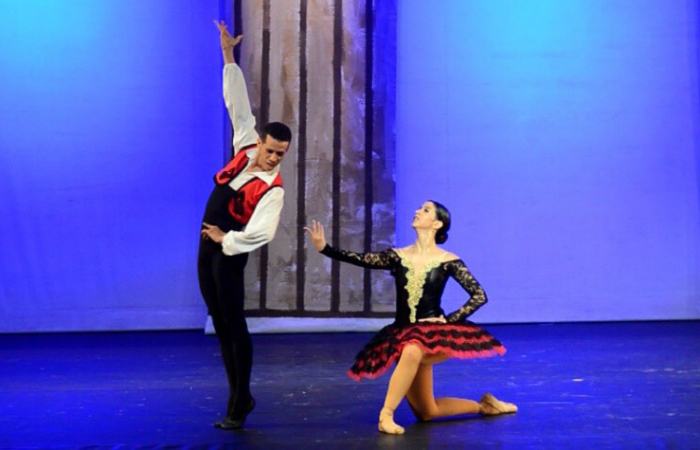 A peça se concentra apenas na dança e a narrativa se desenvolve utilizando como base a famosa história. Foto: Studio Dança/Divulgação/ A peça se concentra apenas na dança e a narrativa se desenvolve utilizando como base a famosa história. Foto: Studio Dança/Divulgação/