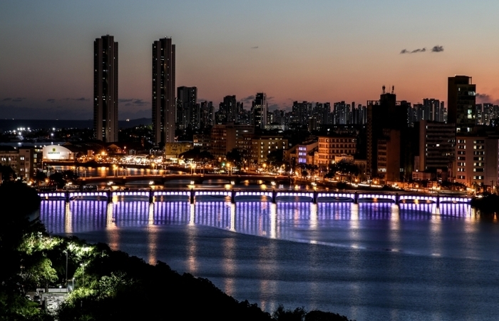 Um ônibus iluminado vai percorrer durante a noite os principais locais da cidade com decoração natalina. Foto: Marcos Pastich/PCR/ Um ônibus iluminado vai percorrer durante a noite os principais locais da cidade com decoração natalina. Foto: Marcos Pastich/PCR/