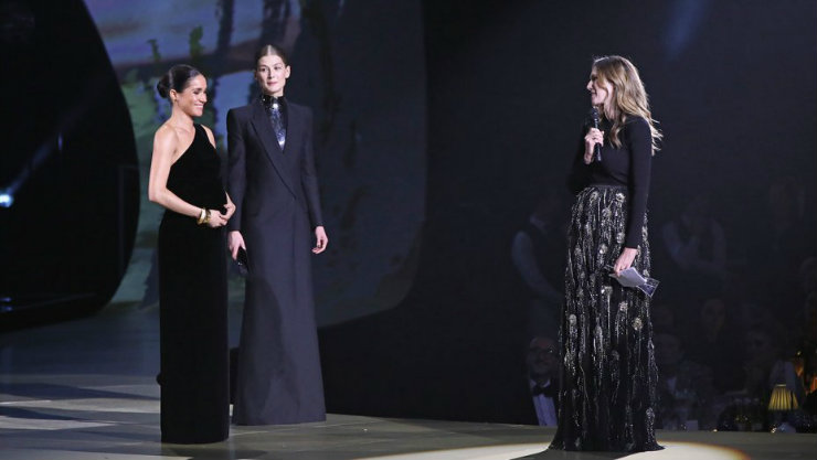 Megan entregou o prêmio a Clare durante o Fashion Awards. Foto: Reprodução da internet/ Megan entregou o prêmio a Clare durante o Fashion Awards. Foto: Reprodução da internet/