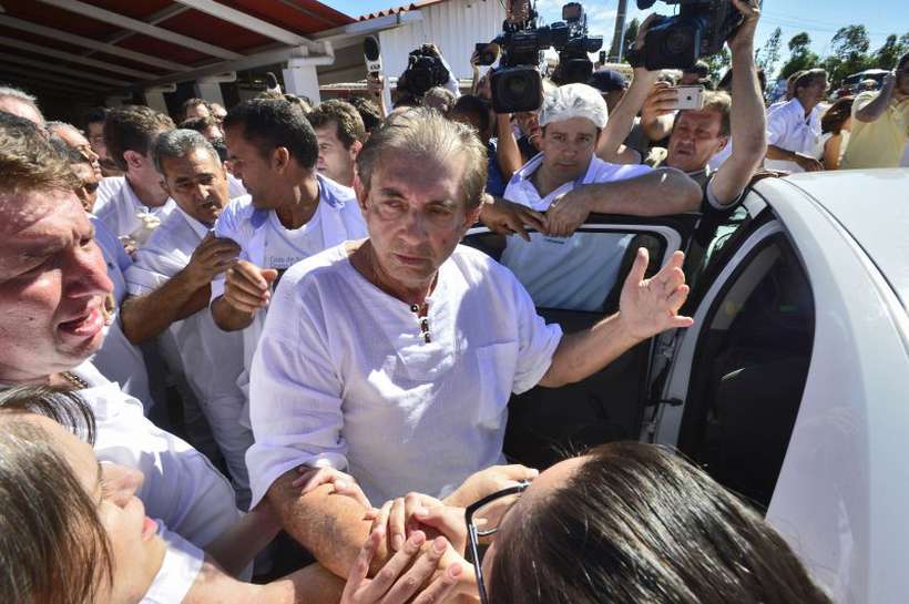 Chegada de João de Deus a centro em Abadiânia: socos e mordidas em jornalistas por parte de alguns fiéis. Foto: Marcelo Ferreira/CB/D.A Press/ Chegada de João de Deus a centro em Abadiânia: socos e mordidas em jornalistas por parte de alguns fiéis. Foto: Marcelo Ferreira/CB/D.A Press/