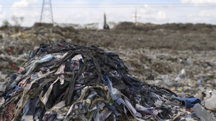 Descarte de materiais e emissão de gases estão entre alguns dos principais prejuízos da indústria da moda ao planeta. Foto: The True Cost/Reprodução/ Descarte de materiais e emissão de gases estão entre alguns dos principais prejuízos da indústria da moda ao planeta. Foto: The True Cost/Reprodução/