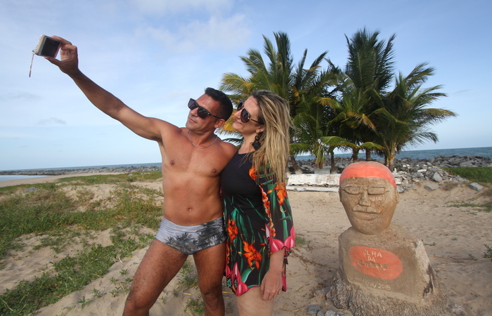 O banco de areia virou um atrativo para visitantes que chegam ao local de barco. Foto:Nando Chiappetta/DP/