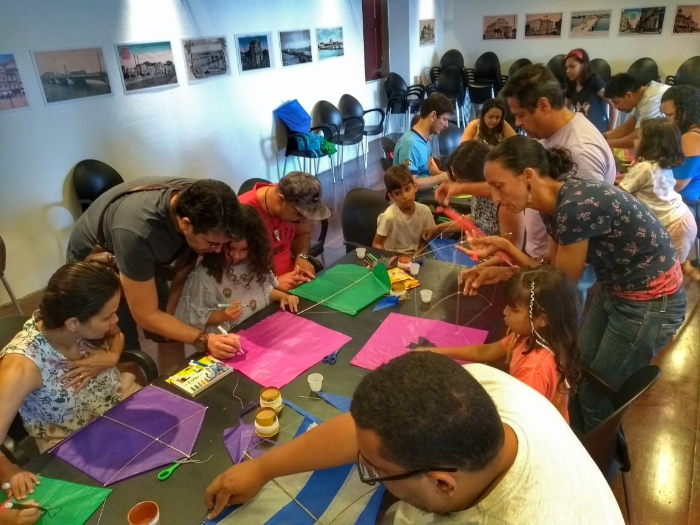 As crianças não só aprenderão como fazer pipa como poderão levá-la para casa. Foto: Jadson Barros/Divulgação./
