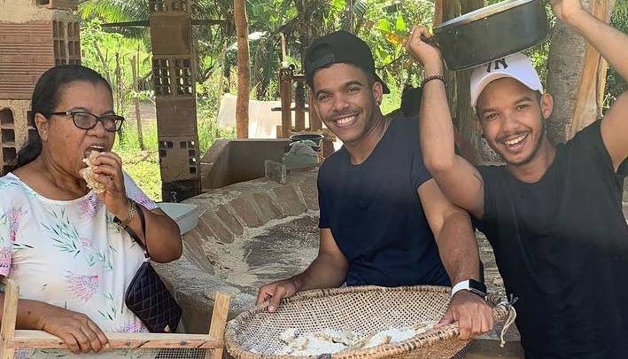 Lucas ao lado da mãe Dona Marinalva e o irmão Ricardo. Foto: Reprodução/Instagram