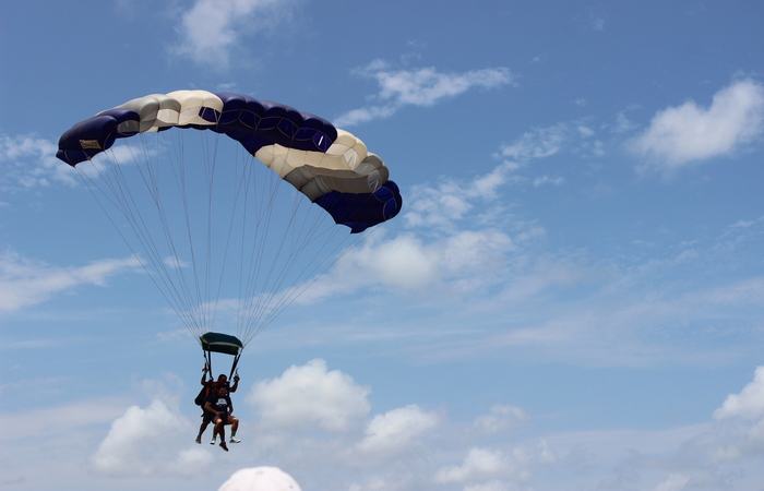 O salto duplo é acompanhado de um instrutor. Foto: Jefferson Belarmino/Cortesia