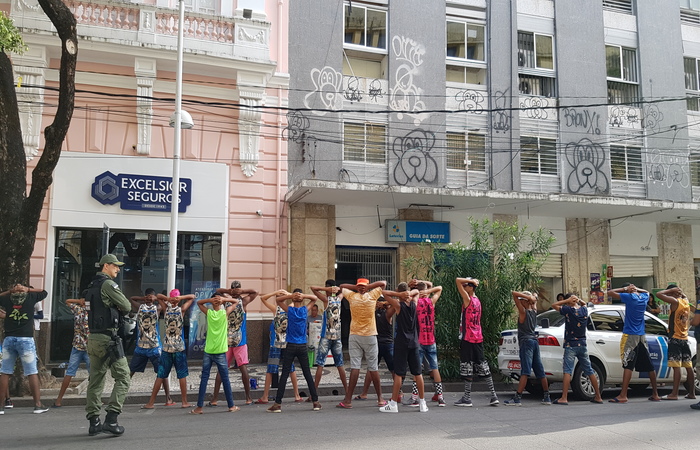 A equipe do Diario flagrou o momento em que a Polícia Militar abordava um grupo de jovens também na Avenida Marquês de Olinda - Foto: Marcela Cintra/DP/ A equipe do Diario flagrou o momento em que a Polícia Militar abordava um grupo de jovens também na Avenida Marquês de Olinda - Foto: Marcela Cintra/DP/