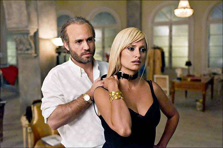 Édgar Ramírez interpreta Gianni Versace e Penélope Cruz é Donatella na premiada 'O assassinato de Gianni Versace', que chega na quinta à Netflix. Foto: FX/DIVULGAÇÃO/