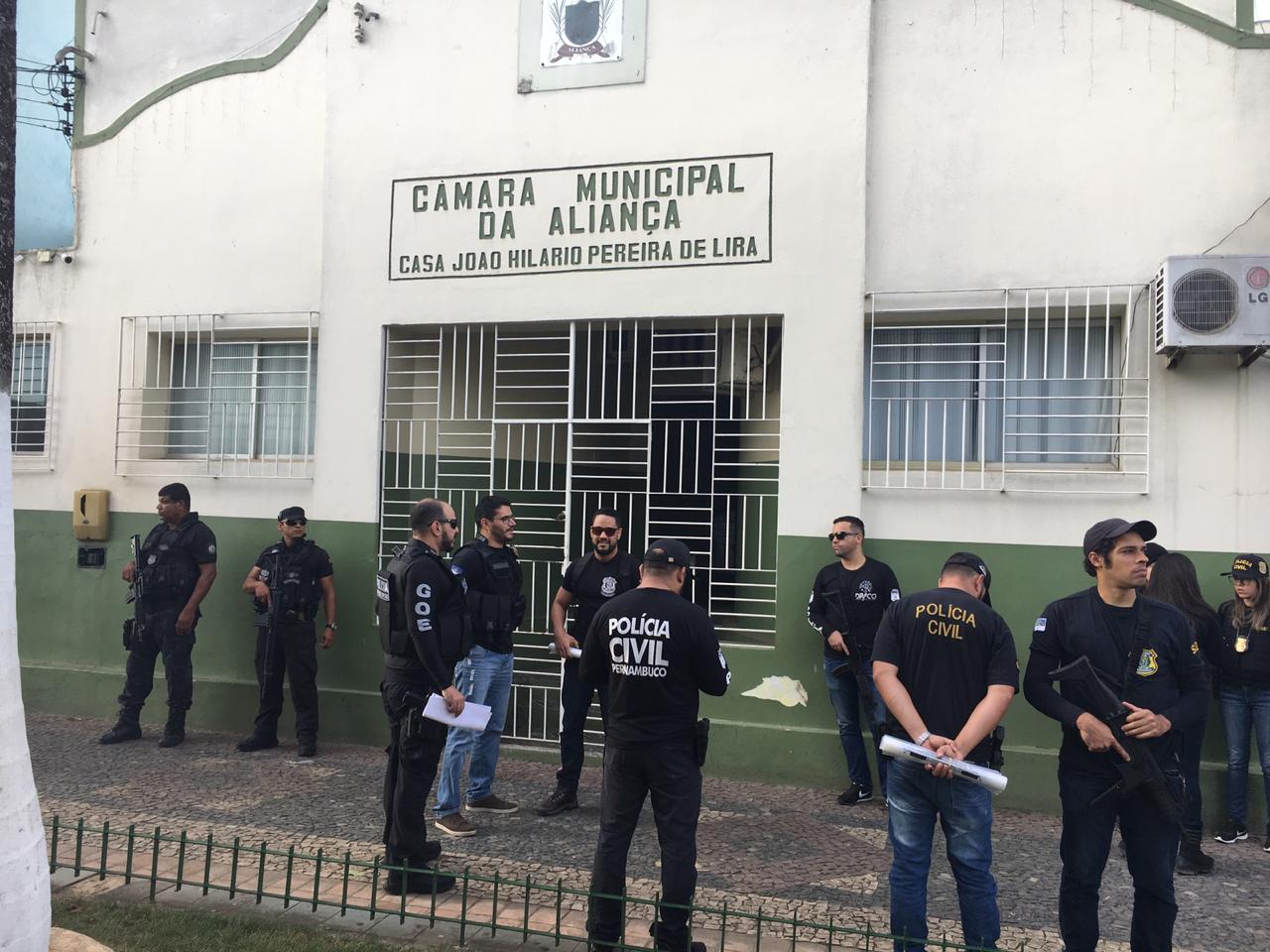 12 mandados de busca e apreens&atilde;o est&atilde;o sendo cumpridos pela Pol&iacute;cia Civil (Foto: Divulga&ccedil;&atilde;o / PC-PE)/