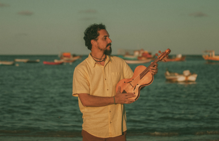 Paralelamente à carreira solo, ele mantém a atividade artística integrando o Cavalo Marinho Estrela de Ouro (Condado - PE)./Foto: Helder Tavares/Divulgação Paralelamente à carreira solo, ele mantém a atividade artística integrando o Cavalo Marinho Estrela de Ouro (Condado - PE)./Foto: Helder Tavares/Divulgação