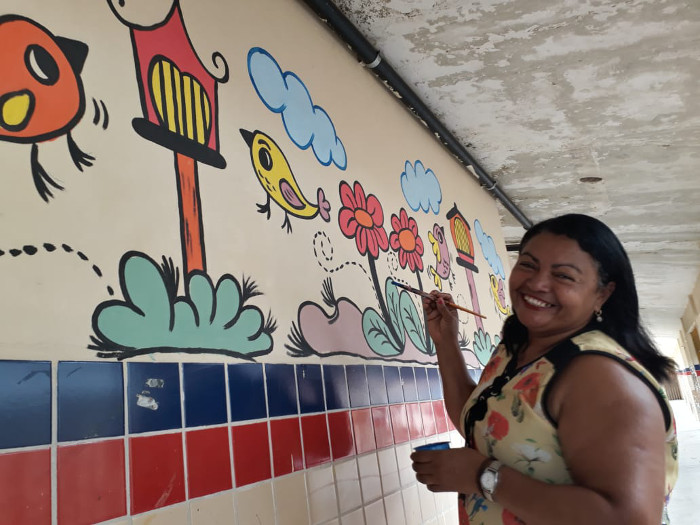 Vera faz trabalho gratuito por amor aos estudante e à escola. Crédito: Olinda/Divulgação