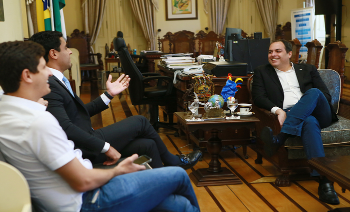 João Campos participou da reunião com o governador ao lado do líder do PSB na Câmara, Tadeu Alencar, e do secretário da Casa Civil, Nilton Mota Fotos: Hélia Scheppa/SEI/ João Campos participou da reunião com o governador ao lado do líder do PSB na Câmara, Tadeu Alencar, e do secretário da Casa Civil, Nilton Mota Fotos: Hélia Scheppa/SEI/