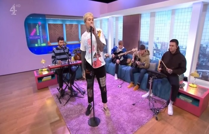 'Mother Tongue' é uma homenagem à esposa brasileira do vocalista Oliver Sykes. Foto: Reprodução/Youtube/ 'Mother Tongue' é uma homenagem à esposa brasileira do vocalista Oliver Sykes. Foto: Reprodução/Youtube/