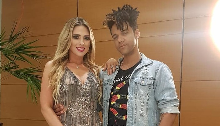 Nadja ao lado do marido, o cantor Vinicius D