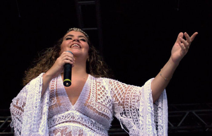 A cantora Karynna Spinelli subirá ao palco às 18h. Foto: Nilton Leal/Divulgação (Foto: Nilton Leal/Divulgação)