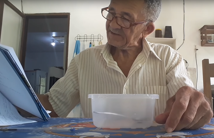 Seu Nilson seguiu a risca a receita para uma slime perfeita. Foto: Reprodução/YouTube/