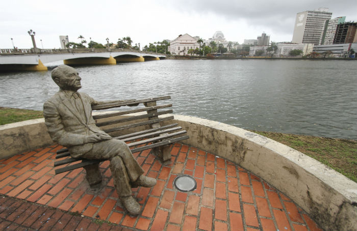 Esculturas são acompanhadas de placas com biografia e trechos de obras dos artistas representados. Foto: Bruna Costa/Esp. DP./