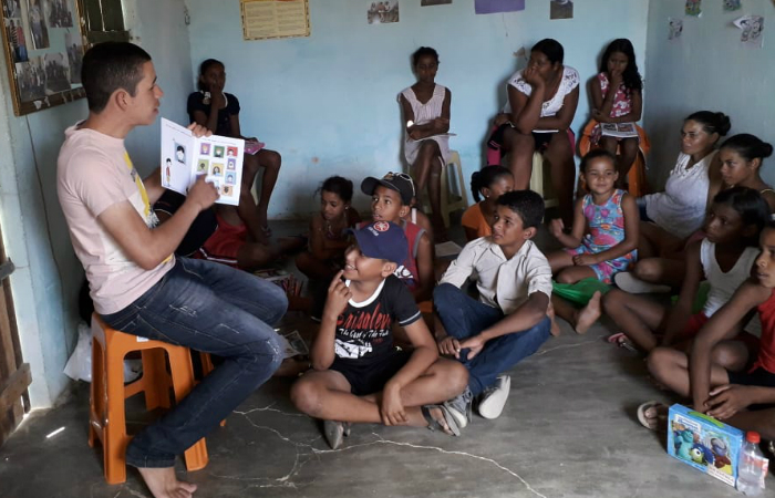 O jovem recebe cerca de recebe 70 crianças todas as semanas. Foto: Suetônio Júnior/Cortesia/ O jovem recebe cerca de recebe 70 crianças todas as semanas. Foto: Suetônio Júnior/Cortesia/