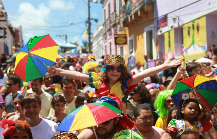Na contagem regressiva para o carnaval, vale ensaiar as letras. (Foto: Teresa Maia)/