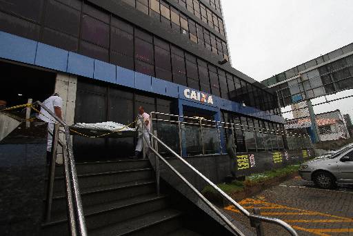 Alvo foi a agência da Caixa da Avenida Herculano Bandeira, no Pina. Foto: Peu Ricardo/DP Foto. 