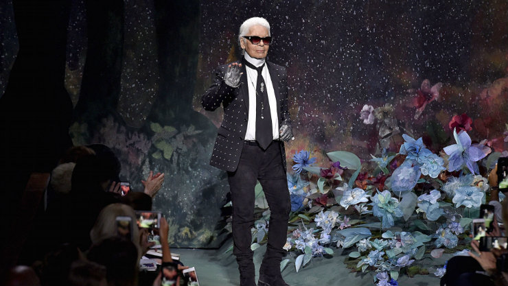 O estilista era visionário e provocativo. Seu nome é associado à reinvenção da grife Chanel. Foto: Reprodução da internet