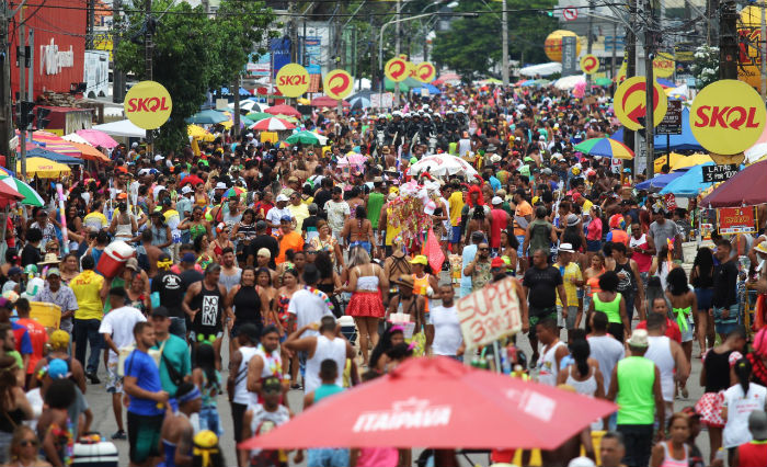 Foliões acompanharam o desfile das Virgens de Bairro que trouxe irreverência e protesto. Foto: Tarcisio Augusto/Esp.DP.