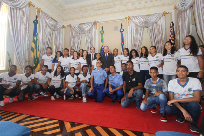 Os 25 selecionados para viajar em 2019 pelo programa foram recebidos no Pal&aacute;cio do Campo das Princesas. Foto: Mandy Oliver/Esp.DP./