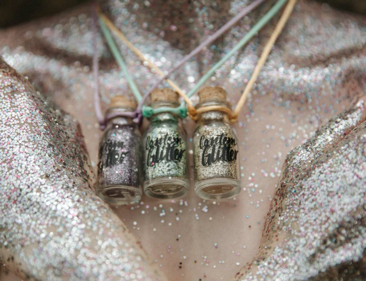 O glitter vem dominando os carnavais e ganhou versões biodegradáveis. Foto: Contém Glitter/Divulgação
