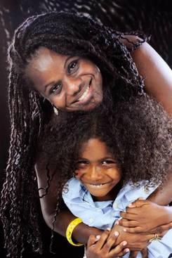 Joana junto com o filho Kayo Santana. Foto: Fernando Azevedo/Divulgação