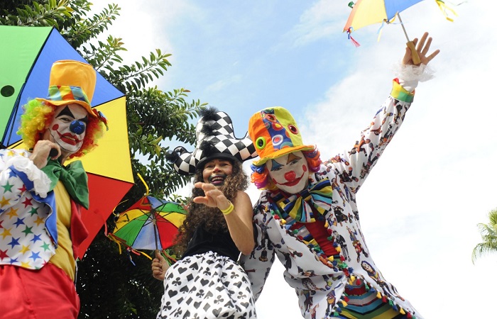 Foliões apostam nas fantasias para o Galo da Madrugada. Foto: Ricardo Fernandes / Spia Photo / DP Foto