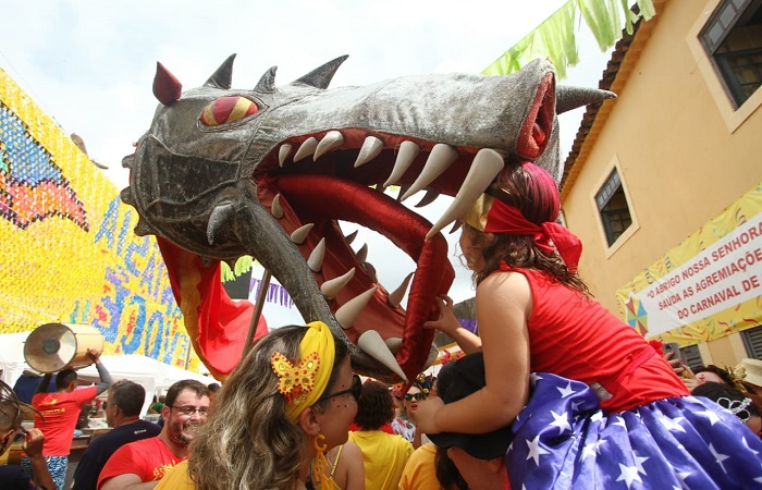 Dragão do Eu Acho É Pouco atrai os foliões de Olinda. Foto: Bruna Costa / Esp. DP