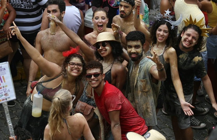 Bloco Mangue Beat, o Bloco da Lama, concentrou os foliões no Mosteiro de São Bento que seguiram para a frente da prefeitura. Foto: Bruna Costa / Especial DP