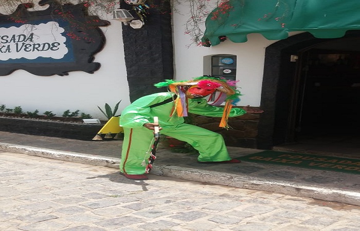 Lucas Mateus faz um bico extra vestindo-se de careta para receber os hóspedes da pousada Baixa Verde. FOTO: Valdilene Alves / Cortesia 