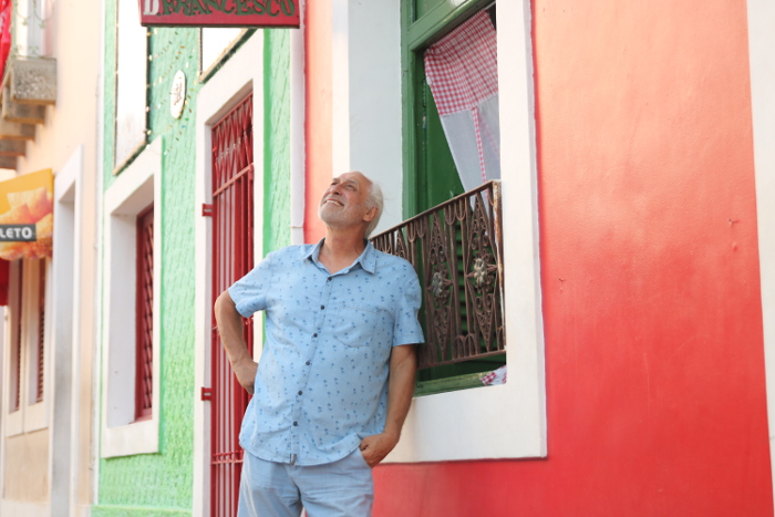 Francesco Carretta mora há duas décadas no sítio histórico de Olinda, onde mantém um restaurante. Foto: Tarciso Augusto/Esp. DP./