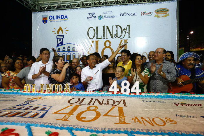 Bolo distribuído teve 484 quilos, idade comemorada pela cidade. Foto: Paulo Paiva/DP.