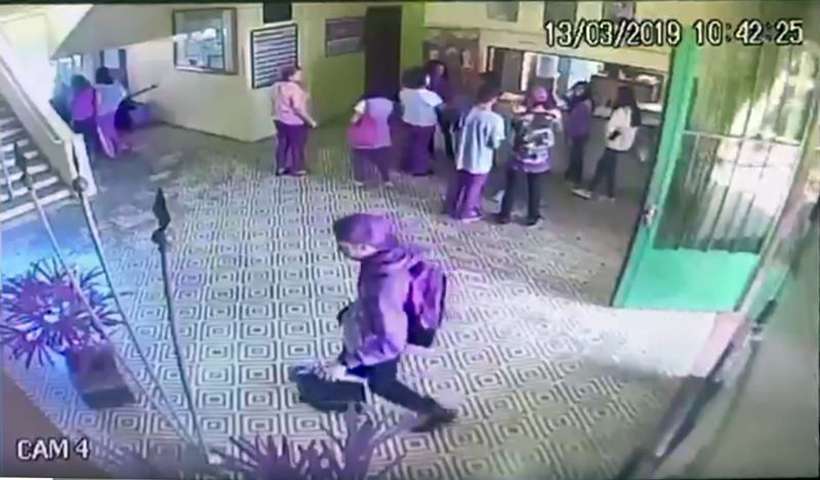 Momento exato em que um dos assassinos da escola de Suzano (SP) entra na escola antes de começar a atirar nas pessoas. Foto: Câmera de segurança/ Momento exato em que um dos assassinos da escola de Suzano (SP) entra na escola antes de começar a atirar nas pessoas. Foto: Câmera de segurança/