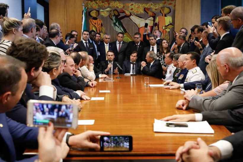 Bolsonaro apresenta o novo sistema dos militares a Maia: reunião com direito à retratação do deputado. Foto: Carolina Antunes/PR/ Bolsonaro apresenta o novo sistema dos militares a Maia: reunião com direito à retratação do deputado. Foto: Carolina Antunes/PR/