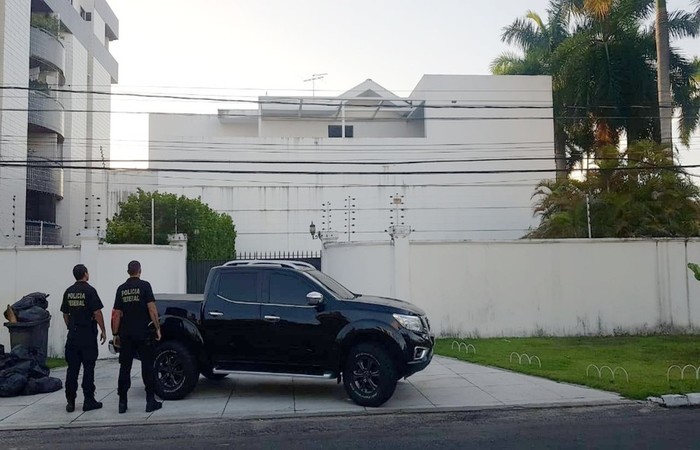 Mandado de prisão preventiva contra Roberto Santiago está sendo cumprido na casa dele, em João Pessoa. Foto: Divulgação/PF/ Mandado de prisão preventiva contra Roberto Santiago está sendo cumprido na casa dele, em João Pessoa. Foto: Divulgação/PF/