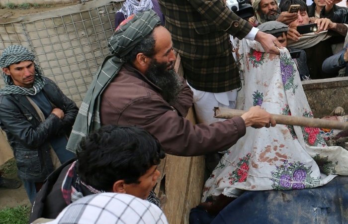 Afegãos cobrem os corpos de crianças mortas nos bombardeios na província de Kunduz em 23 de março de 2019. Foto: AFP/ Afegãos cobrem os corpos de crianças mortas nos bombardeios na província de Kunduz em 23 de março de 2019. Foto: AFP/