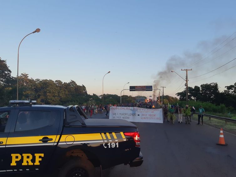 Índios fazem manifestação na rodovia BR 163, em Guaíra, no Paraná. Eles protestam contra municipalização dos serviços de saúde indígena. Foto: Divulgação/PRF/ Índios fazem manifestação na rodovia BR 163, em Guaíra, no Paraná. Eles protestam contra municipalização dos serviços de saúde indígena. Foto: Divulgação/PRF/