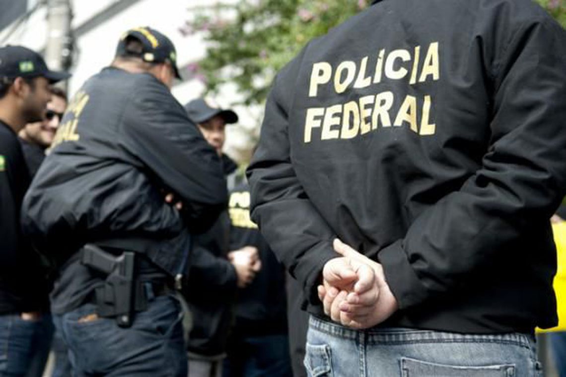 Policiais com material apreendido durante a Operação Decantação, deflagrada em 2016. Foto: Marcelo Camargo / Arquivo Agência Brasil/ Policiais com material apreendido durante a Operação Decantação, deflagrada em 2016. Foto: Marcelo Camargo / Arquivo Agência Brasil/
