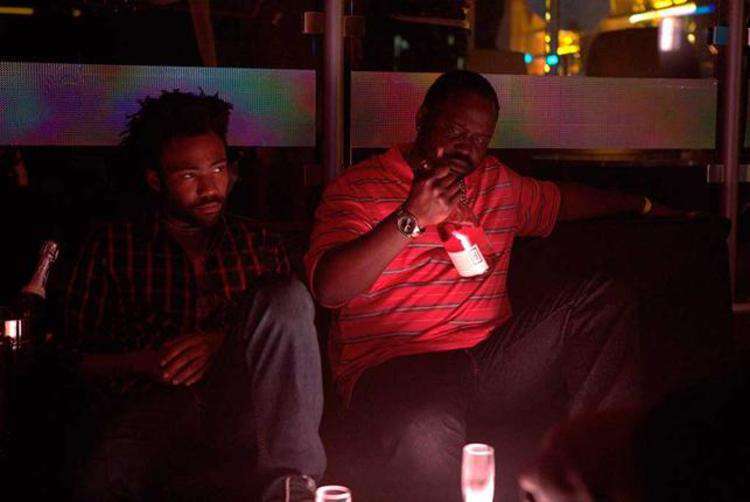 Earn (Donald Glover) e Paper Boi (Brian Tyree Henry) 'descobrem' a América numa boate. Foto: Quantrell Colbert/ divulgação/