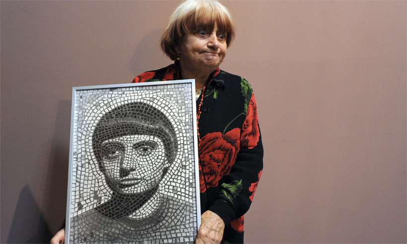 Agnès Varda com um dos seus autorretratos durante exposição em Paris, em 2012. Foto: AFP / PASCAL GUYOT/ Agnès Varda com um dos seus autorretratos durante exposição em Paris, em 2012. Foto: AFP / PASCAL GUYOT/