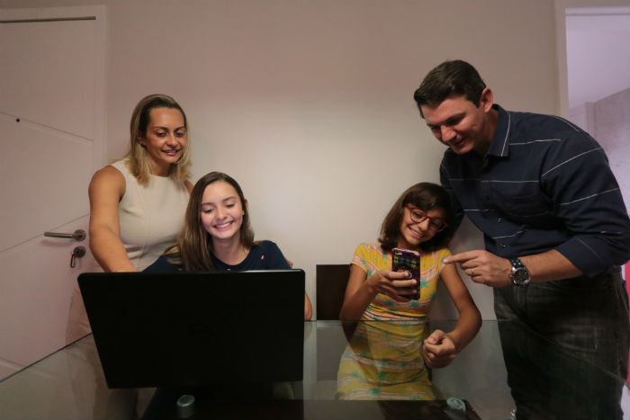 Kamille, 16, e Katrinne, 12, procuram seguir as orientações dos pais. Foto: Tarciso Augusto/Esp. DP./