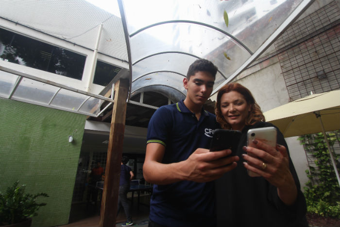 A pastora Kennya prega diálogo como melhor forma de proteger o filho Pedro, de 17 anos. Foto: Mandy Oliver/Esp.DP.