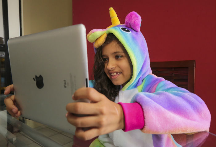 Ana Clara, de 8 anos, é uma típica "nativa digital". Foto: Tarciso Augusto/Esp.DP.
