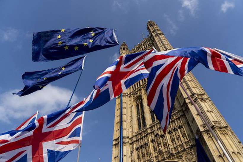 Bandeiras do Reino Unido e da União Européia tremulam diante das Casas do Parlamento em Westminste, em Londres. Foto: Niklas Halle'n/AFP/ Bandeiras do Reino Unido e da União Européia tremulam diante das Casas do Parlamento em Westminste, em Londres. Foto: Niklas Halle'n/AFP/